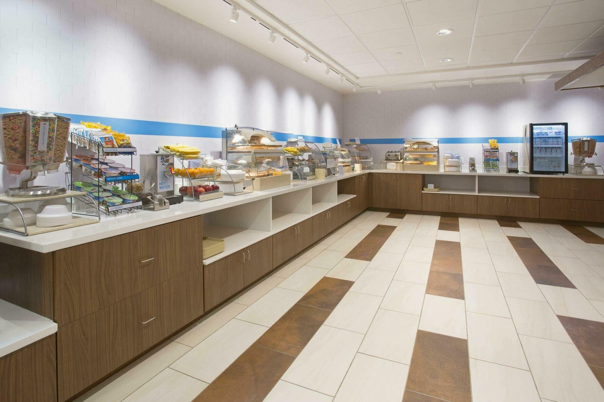 Holiday Inn Express & Suites Chicago North Shore - Niles By Ihg Экстерьер фото